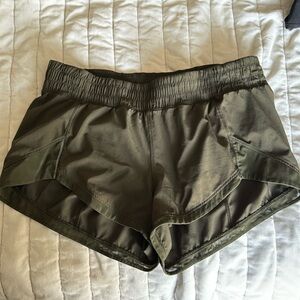 Lululemon 🔥 hottie hot short mesh - size 8 - olive green color- great condition